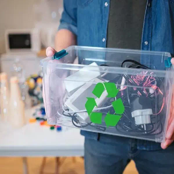 elektrośmieci w plastikowym pudełku
